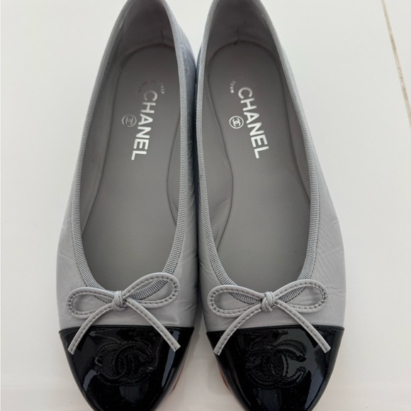CHANEL Two-Tone Grey-Blue and Black Flats 39.5